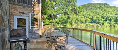 Chattanooga Vacation Rental | 6BR | 3BA | 3,200 Sq Ft | Stairs Required