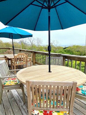Deck dining (10 seats)
