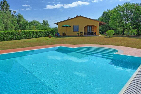 Building Exterior, Garden, Pool