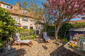 Piper Cottage, Holme-next-the-Sea: Additional enclosed garden with seating