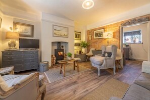 Piper Cottage, Holme-next-the-Sea: Sitting room has wood burning stove