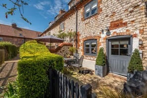 Piper Cottage, Holme-next-the-Sea: Entrance to the cottage through the courtyard garden
