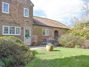 Beautiful holiday home and garden | Manor House Cottage, Holme on Swale, near Thirsk