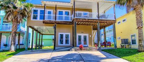 Seaside Paradise -- Lovely beach house with lots of parking!