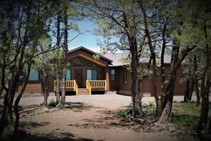 Custom built cabin sitting on several acres lot in Pinetop-Lakeside!