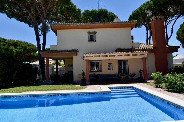 Garden and swimming pool