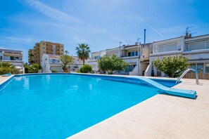 Apartment mit Gemeinschaftspool in der Nähe des Strandes. 