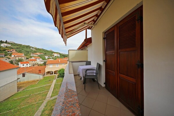 Pleasant balcony that provides calming views on the sea and the surroundings