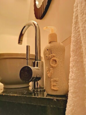 Bathroom amenities