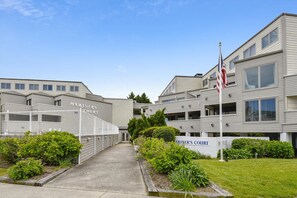 Entrance to Mariners Court
