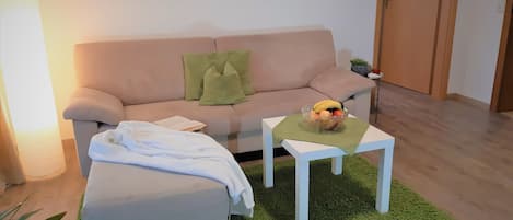 Ferienwohnung im Erdgeschoss mit Kachelofen-Wohnzimmer mit Couch