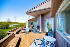 expansive deck to watch the sunsets