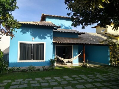 Casa em condomínio a 500 m da Praia de Itaúna