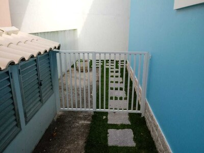 Casa em condomínio a 500 m da Praia de Itaúna