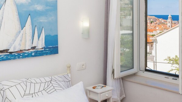 The bedroom  overlooking the sea and the Old Town