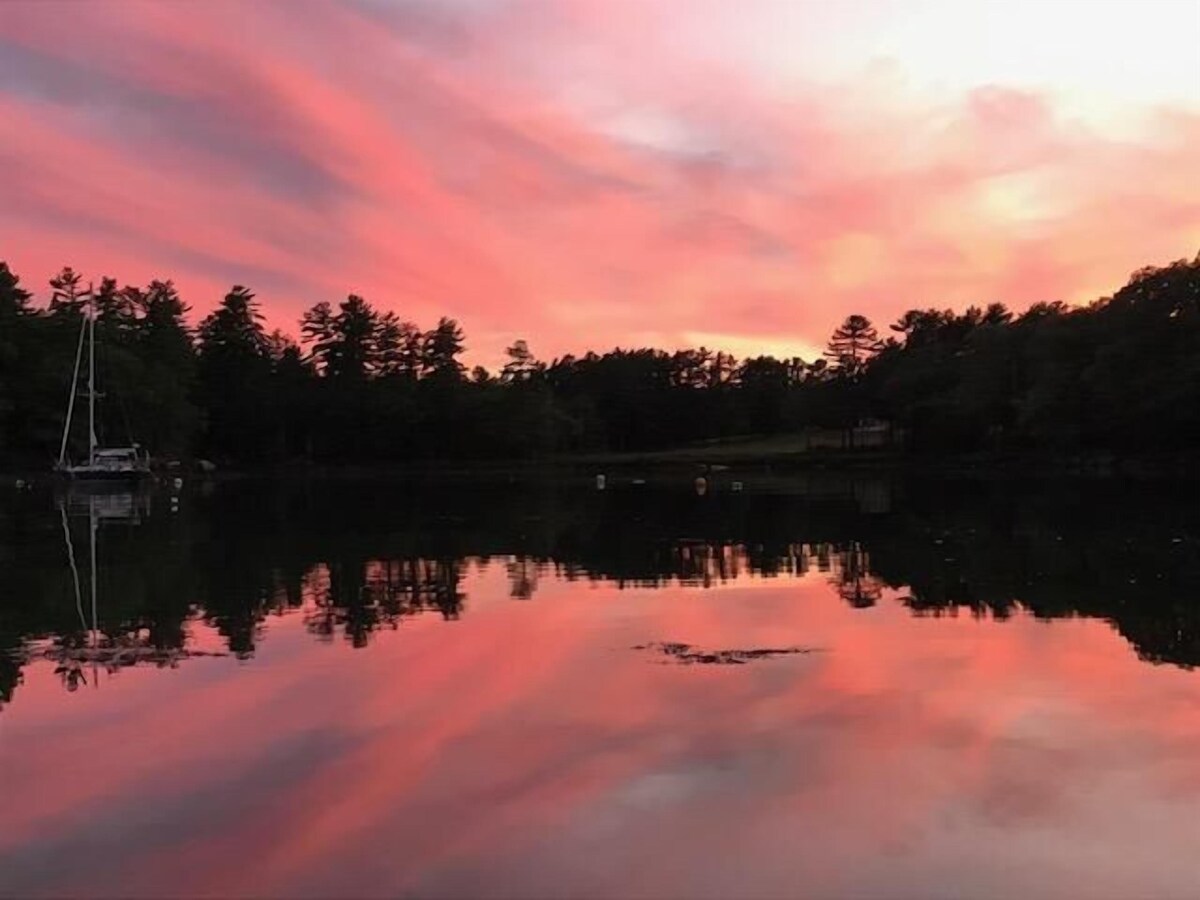 Recently renovated cottage just steps to the waters edge deck, and dock along the New Meadows River.