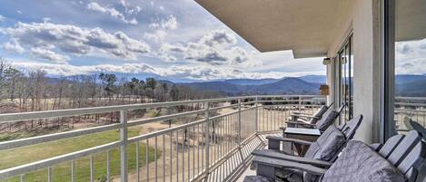 Pigeon Forge Vacation Rental | 2BR | 2BA | 1,366 Sq Ft | Stairs Required