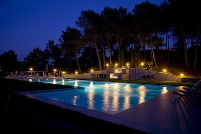 Villa Nr Lagrasse mit herrlichem Blick, großer Pool, Tennisplatz, in 22 Acres