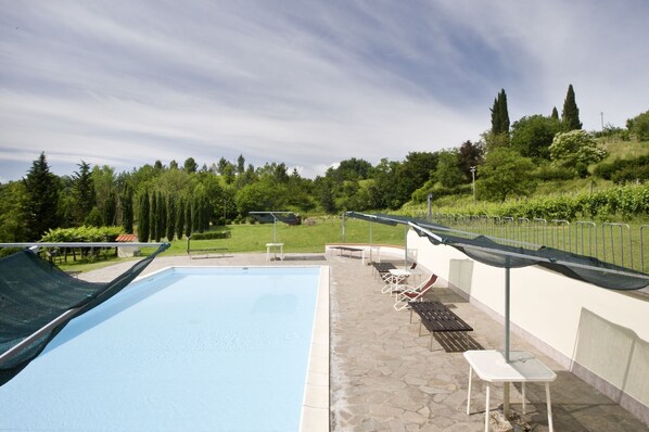 Schwimmbad, Gartenmöbel, Verbundwerkstoff, Fliese, Schatten, Sonnenliege, Resort, Garten, Landscaping, Nadelbaum
