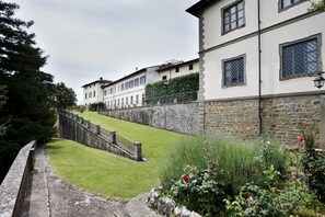 Property, House, Building, Wall, Home, Residential Area, Architecture, Real Estate, Estate, Grass