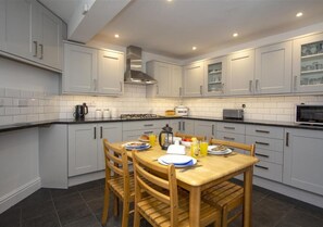 Kitchen / Breakfast Room