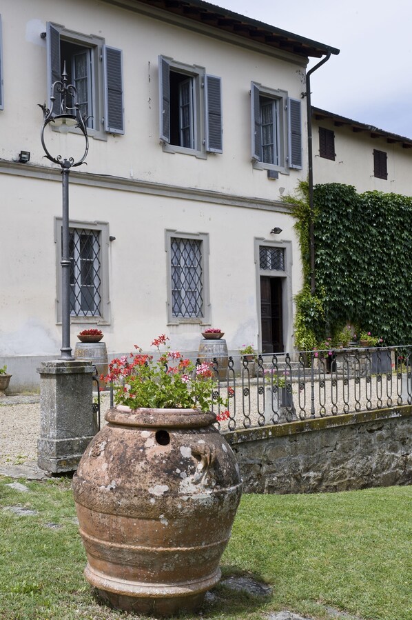 Property, Flowerpot, House, Building, Home, Real Estate, Grass, Tree, Font, Plant