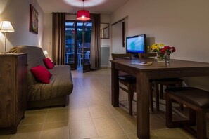 Find peace and relaxation with your close friends and family in this stunning living room featuring natural decor.