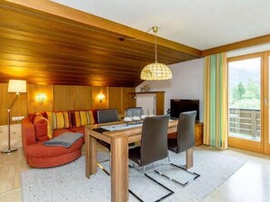 Ferienwohnung, 40qm, Extra-Schlafzimmer, Küche, Balkon, 2 Badezimmer-Wohnzimmer