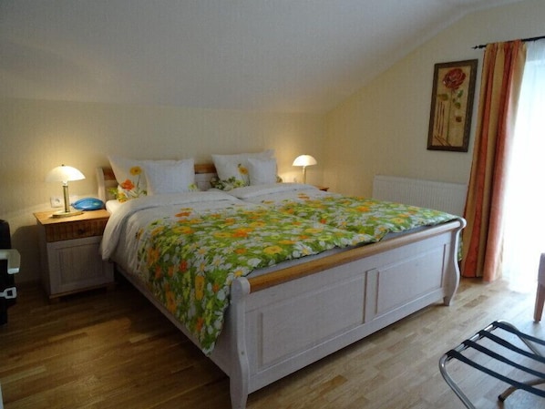 Junior-Suite Nr. 2.2, 1 Wohnzimmer, 1 Schlafzimmer, Balkon-Schlafzimmer Balkon