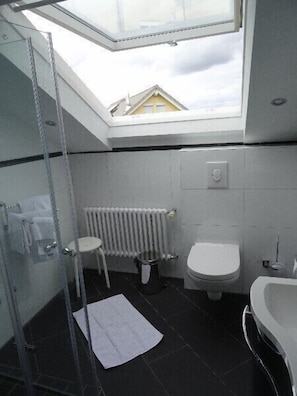 Junior-Suite Nr. 2.2, 1 Wohnzimmer, 1 Schlafzimmer, Balkon-Badezimmer, ebenerdig