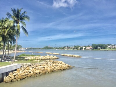 : Sandy Feet Retreat : Walk to Beach! :