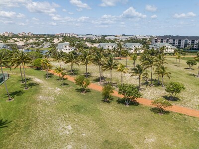 : Sandy Feet Retreat : Walk to Beach! :