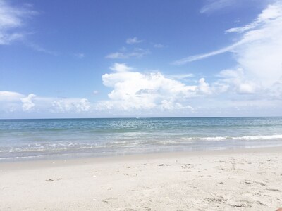 : Sandy Feet Retreat : Walk to Beach! :