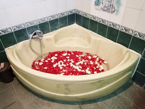 Luxurious spa bath with a romantic touch (available on request)