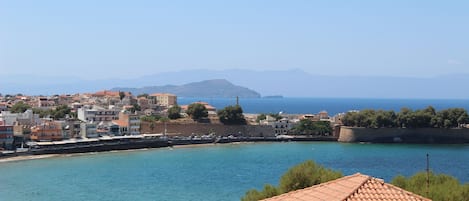 Blick auf die Altstadt und das Meer