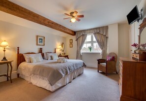 Bedroom 1 (1 x king size bed / 2 x singles)