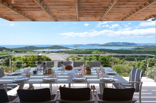 Salle à manger extérieure, vue mer