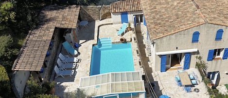 Vue de la piscine et de la terrasse