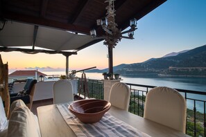 the kitchen/living room veranda nd dining table