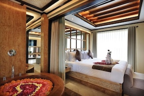 Bathtub n bedroom