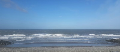 2 Bedroom Apartment in Borth near Sea front with views over Cambrian Mountains