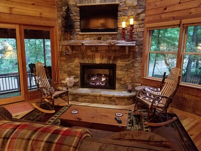 CozyCabinonBankofCartecay/River access/WiFi/Dogs OK/Self Check-In&Out/Clean