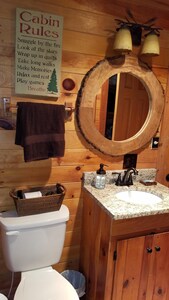 CozyCabinonBankofCartecay/River access/WiFi/Dogs OK/Self Check-In&Out/Clean