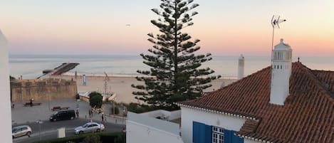 Vista da cozinha e um dos quartos para a praia da rocha