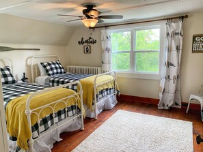 Adventure room
2 twin beds
Adjoining full bath
Central heat & air