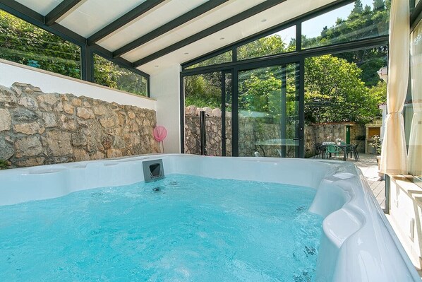 Indoor spa tub