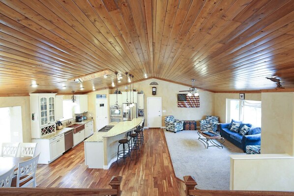 Welcome to The Glen Eagle Retreat! We hope that you have the most amazing vacation ever.