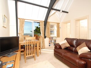Light and airy living space with vaulted ceilings | Bishops View, Polzeath