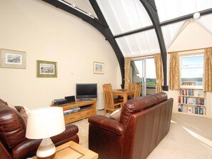 Light and airy living space with vaulted ceilings | Bishops View, Polzeath