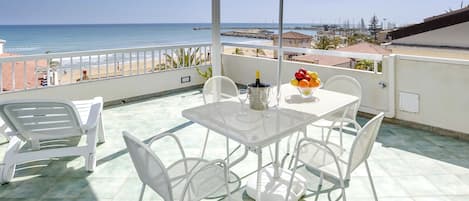 Furnished terrace with sea view
